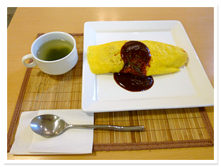 昼食は喫茶店のオムライスです!