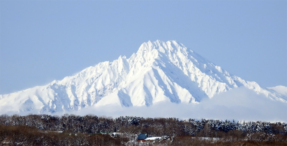 北海道の再北部を道北と呼んで、そこには手つかずの大自然が広がっています。日本海とオホーツク海に挟まれて真ん中には人工的な手の加えられてない天塩川が流れ、四季折々の景観と動物たちの営みを観ることができます。ドライブはもとよりサイクリングやカヌーなどを楽しむ絶好の環境ですし、スキーや登山などアウトドア環境が貴方を待っています。この 旅、制作、宿泊、長期旅行、滞在、アート 道北アートは北海道北部の情報集約サイトです。四季折々の雄大な大自然が息吹く日本の最北端、道北と呼ばれる地域にアートからアウトドアに至るまで素晴らしいロケーションが展開されます。手を伸ばせば掴むことができそうな満天の星空が３６０度ひろがり、エゾカンゾウやエゾスカシユリなどサロベツ原野の数十キロにわたる原生花園は必見です。道北は日本海とオホーツク海に挟まれていて、夏は宗谷岬を中心に海岸線をサイクリングやドライブをしたり、中央を流れる天塩川をカヌーで移動したりしてみるのはいかがでしょうか。冬期には押し寄せる流氷の音を聞くこともできます。旅の途中ではククサやスノートイなどの制作体験で遊べるクラフト&プレイもあります。道北ゆかりの作家達の美術展や音楽フェスティバルなど各地で様々なイベントが繰り広げられ、アイスキャンドルなど道北でなければ味わえない特色もあります。大自然豊かな道北には使われなくなった廃校も多く有り、それらをアトリエやカフェ、宿の改造にチャレンジして、旅人や地域の方達向けのコミュニケーション施設にしているのも特徴です。道北には各地から移住して来た方達がカフェや宿やアートなど色々な目的を持って新しい暮らしに挑戦しています。手付かずの大自然のもとでローカル線の旅やサイクリング、カヌーを満喫しながら貴方だけの旅の想い出をつくってみませんか。増毛町、留萌市、小平町、苫前町、羽幌町、初山別村、遠別町、天塩町、稚内市、利尻富士町、利尻町、礼文町、猿払村、浜頓別町、枝幸町、中頓別町、雄武町、興部町、西興部村、紋別市、滝上町、下川町、名寄市、士別市、剣淵町、和寒町、幌加内町、美深町、音威子府村、中川町、幌延町、豊富町、天売島、焼尻島、利尻島、礼文島、雪質日本一、パウダースノー、大沼、兜沼、クッチャロ湖、朱鞠内湖、蕎麦畑、豊富温泉、アトピー療養、旭温泉