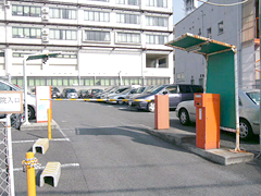 摂津警察前交差点を東へ130ｍトヨタカローラ横の辻を南へ40ｍ（38台）