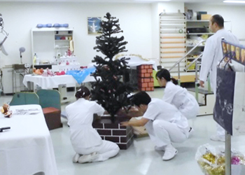 「クリスマス会」準備中_飾付け風景