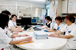 大阪　茨木医誠会病院　回復期リハビリテーション病棟のカンファレンス風景